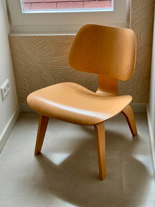 Vitra Eames LCW Lounge stoel plywood Essen naturel, Huis en Inrichting, Fauteuils, Zo goed als nieuw, Hout, 50 tot 75 cm, Minder dan 75 cm