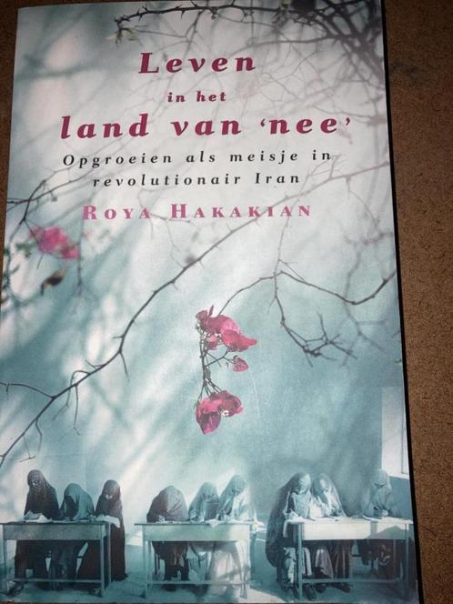 Boek  Leven in het land van nee/Roya Hakakian (19), Boeken, Biografieën, Gelezen, Overige, Ophalen of Verzenden