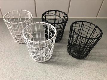 Ijzeren mandjes klein wit/zwart beschikbaar voor biedingen