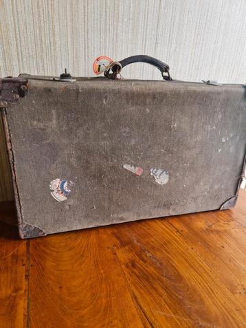 Vintage koffer met Amsterdamse Stoomvaart Maatschappij Label beschikbaar voor biedingen