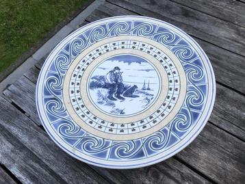 Porselein bord visser met hond beschikbaar voor biedingen