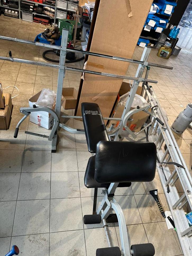 Bankdruk/benchpress +gewichten, Sport en Fitness, Fitnessapparatuur, Gebruikt, Krachtstation, Armen, Borst, Metaal, Ophalen