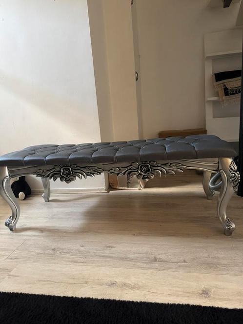 Luxe zilveren bankje met bloemenmotief – Zo goed als nieuw!, Huis en Inrichting, Tafels | Salontafels, Zo goed als nieuw, Minder dan 50 cm