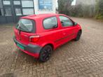 Toyota Yaris 1.0 16V 3DR 2000 Rood, Auto's, Voorwielaandrijving, 4 cilinders, 400 kg, 68 pk