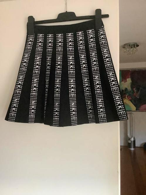 Zeer mooi rok rokje zwart wit merk Nikkie , S  (36/38), Kleding | Dames, Rokken, Nieuw, Maat 36 (S), Zwart, Verzenden