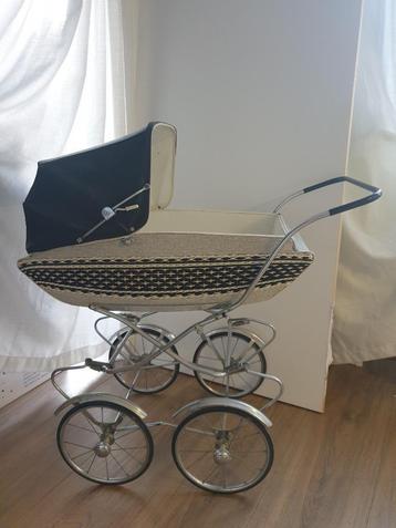Vintage poppenwagen beschikbaar voor biedingen