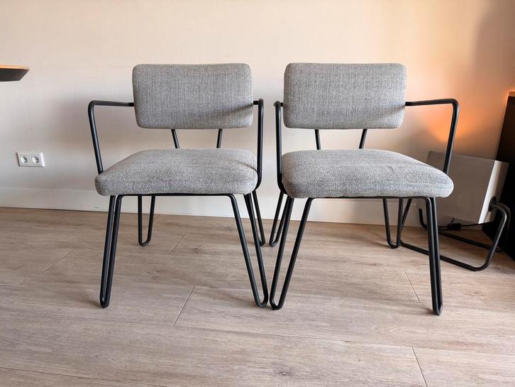 MOET NU WEG: Set van 2 grijze eetkamerstoelen met armleuning, Huis en Inrichting, Stoelen, Zo goed als nieuw, Twee, Metaal, Grijs