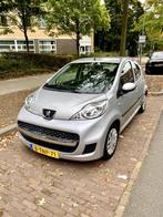 Peugeot 107 1.0 12V 5DR 2011 Grijs, Auto's, Peugeot, Voorwielaandrijving, Euro 5, Stof, Zwart