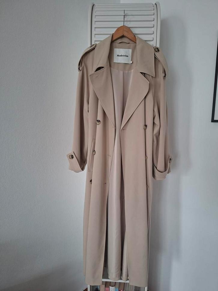 Modstrom trenchcoat zandkleur 38, Kleding | Dames, Jassen | Zomer, Zo goed als nieuw, Maat 38/40 (M), Beige, Ophalen of Verzenden