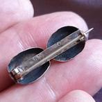 Streekdracht: Broche Zilver Rouw van Oorbellen Git of Onyx, Verzenden, Zilver, Broche