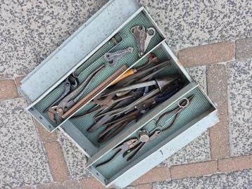 gereedschapkist met oud gereedschap beschikbaar voor biedingen