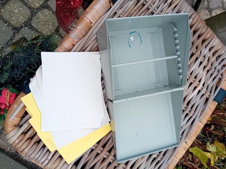 Vintage metalen archiefbakje met oud papier, Antiek en Kunst, Curiosa en Brocante, Ophalen of Verzenden