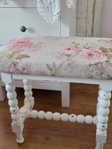 Oud brocant bankje voetenbankje kruk met rozen beschikbaar voor biedingen