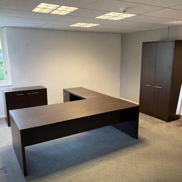 Luxe Kantoor Set met Groot Directie Bureau en Archiefkasten  beschikbaar voor biedingen