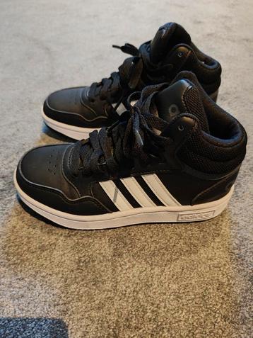 Jongens schoenen adidas beschikbaar voor biedingen