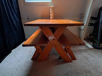 Eettafelset massief hout beschikbaar voor biedingen