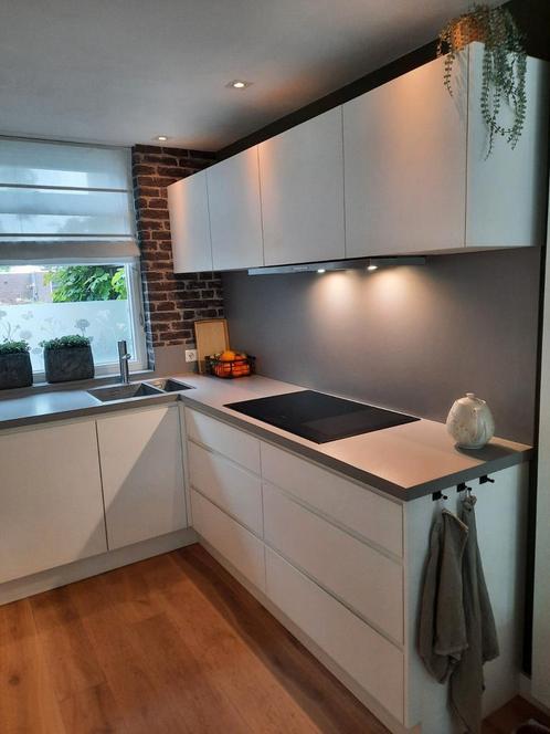 Mooie keuken, wit met grijs keukenblad., Huis en Inrichting, Keuken | Complete keukens, Gebruikt, Enkelwandige keuken, Wit, Kunststof