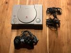 PlayStation 1 met controller en kabels, Spelcomputers en Games, Spelcomputers | Sega, Ophalen of Verzenden, Gebruikt, Met 1 controller