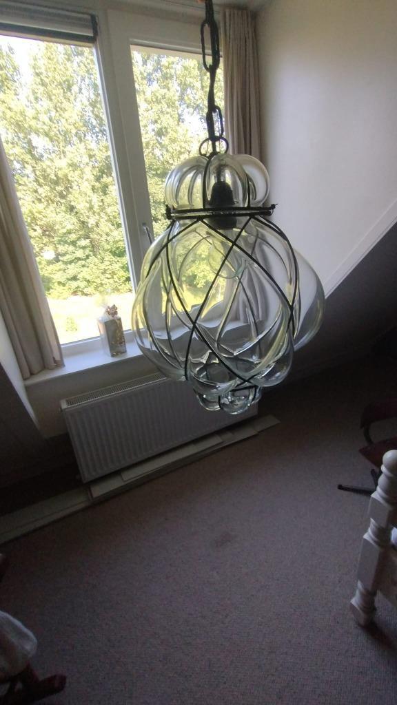 Glazen hanglamp met metalen frame – speelse vintage look, Huis en Inrichting, Lampen | Hanglampen, Gebruikt, Minder dan 50 cm