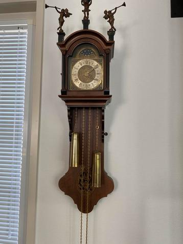 Antieke Friese staartklok met Engel Figuren beschikbaar voor biedingen