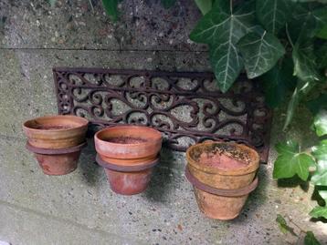 mooi plantenrekje bloempot plantenhanger gietijzer brocante  beschikbaar voor biedingen