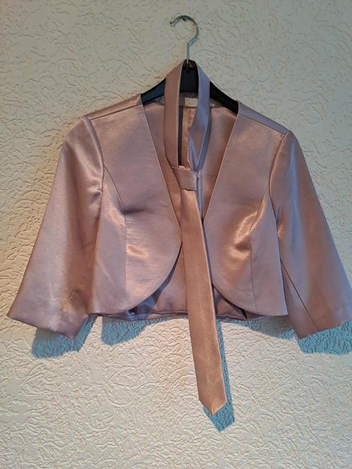 Licht roze bolero jasje met bijpassende stropdas., Kleding | Dames, Jasjes, Kostuums en Pakken, Zo goed als nieuw, Jasje, Maat 36 (S)