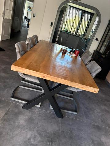 Complete set eettafel en stoelen beschikbaar voor biedingen