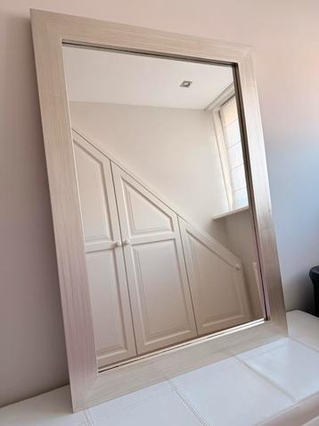 Zilverkleurige Spiegel beschikbaar voor biedingen