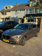 BMW 1-Serie 118I 170pk 5DR Aut8 2015 brons, Auto's, 65 €/maand, Achterwielaandrijving, 4 cilinders, Bruin