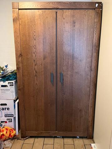 Donker houten kledingkast beschikbaar voor biedingen