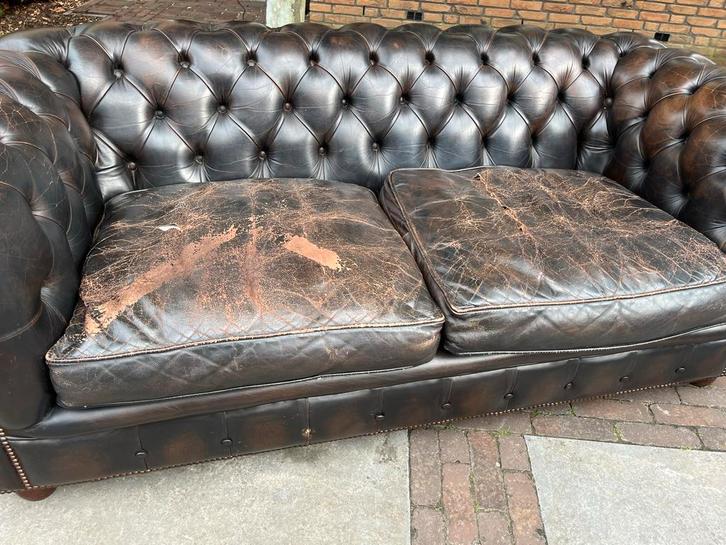‘Chesterfield’ 2-zits bank - Opknapper!, Huis en Inrichting, Banken | Bankstellen, Gebruikt, Rechte bank, Tweepersoons, 150 tot 200 cm