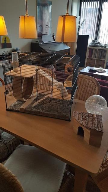 Zéér mooie hamsterkooi, met groot loopwiel en drie 'etages' beschikbaar voor biedingen