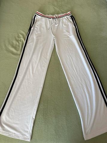Witte broek met zwarte strepen - Maat L beschikbaar voor biedingen