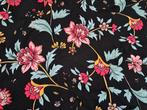 Lap zwarte viscose stof met rood en roze sierlijke bloemen, Overige materialen, 120 cm of meer, Zwart, 200 cm of meer