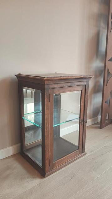 Prachtige antieke tafelvitrine of muurkastje met Glas beschikbaar voor biedingen
