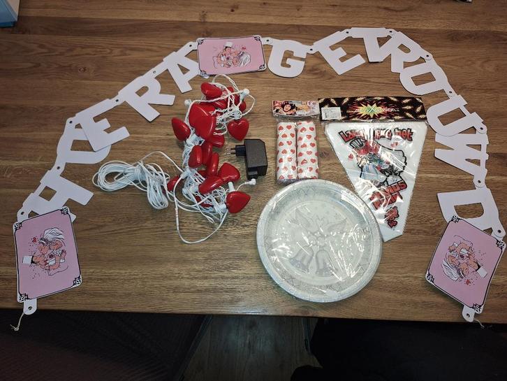 Grote set bruiloft versiering, oa borden, lichtjes, slingers, Hobby en Vrije tijd, Feestartikelen, Zo goed als nieuw, Versiering