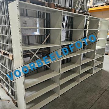 Witte metalen legbordstelling - 221 cm hoog, 6 meter breed, beschikbaar voor biedingen