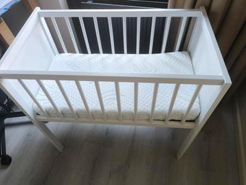 Ledikant met luxe dikke matras, aerosleep topper, hoeslaken beschikbaar voor biedingen