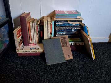 35 boeken. Diverse titels en genres. beschikbaar voor biedingen
