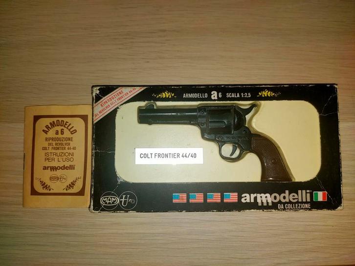 Miniatuur pistool Colt Frontier 44/40 Schaalmodel - Defect, Verzamelen, Militaria | Algemeen, Ophalen of Verzenden