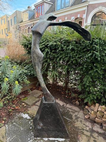Groot bronzen (tuin) beeld 'Vrijheid' van Ellen Welten.  beschikbaar voor biedingen
