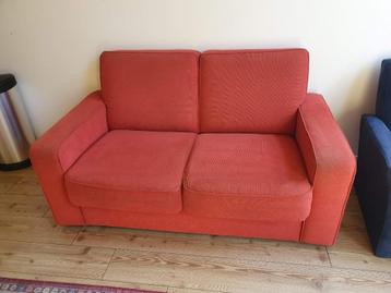 Leuk rood bankje GRATIS beschikbaar voor biedingen