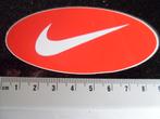 sticker nike logo ovaal rood wit, Verzamelen, Stickers, Verzenden, Zo goed als nieuw, Merk
