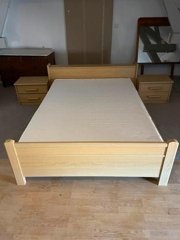 Bed met matras en twee nachtkastjes - ophalen in Maasbracht 