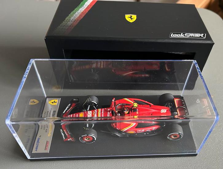 Carlos Sainz Scuderia Ferrari SF-24 GP Bahrain 2024, sc 1:43, Verzamelen, Automerken, Motoren en Formule 1, Nieuw, Formule 1, Ophalen of Verzenden