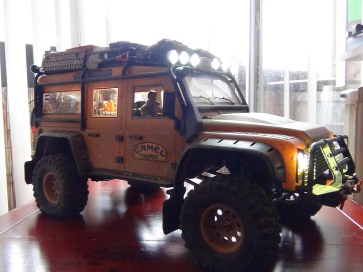 RC Crawler 1:8 - MJX Land Rover Defender 110-"Camel Trophy", Hobby en Vrije tijd, Modelbouw | Radiografisch | Auto's, Nieuw, Auto offroad