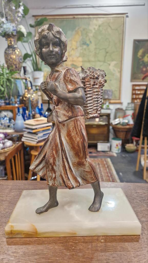 Druivenplukster Beeld - Limousin, Frankrijk, Antiek en Kunst, Kunst | Beelden en Houtsnijwerken, Ophalen of Verzenden