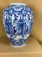 Delfts blauwe porseleinen vaas met Chinees decor, Ophalen of Verzenden