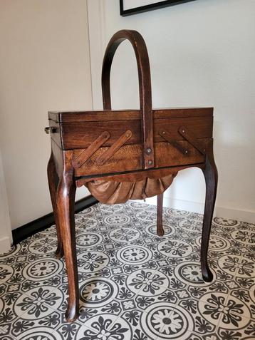 Antieke naaibox van Torck met Queen Ann pootjes en wolmand beschikbaar voor biedingen