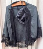 Grijs met zwarte kant “oude wijven” poncho met buideltasje, Ophalen of Verzenden, Gedragen, Carnaval, Kleding